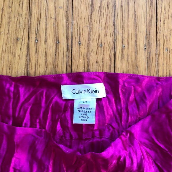 Calvin Klein • Fuschia crinkle silk skirt - Picture 3 of 4